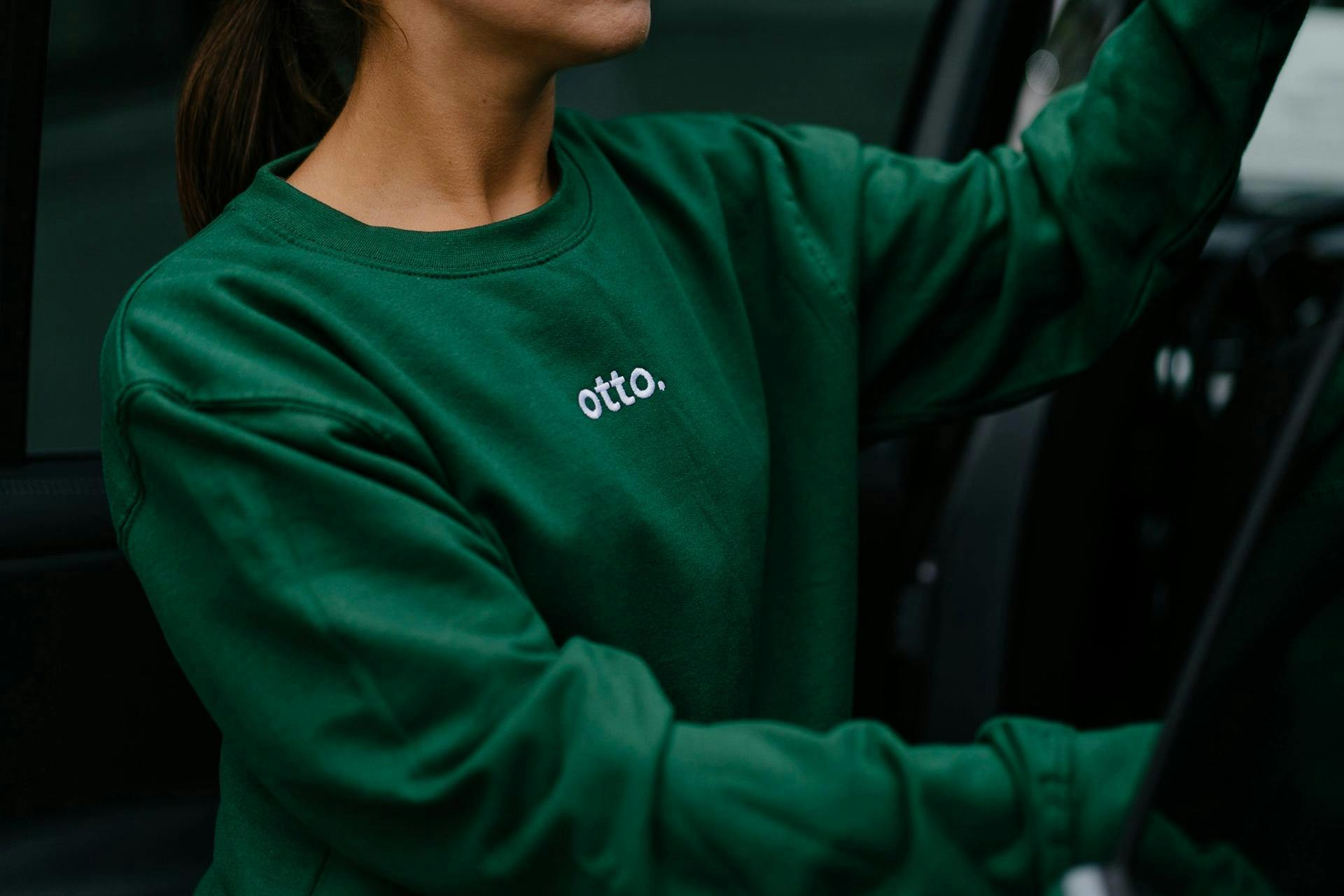 Person med grønn genser med Otto logo på